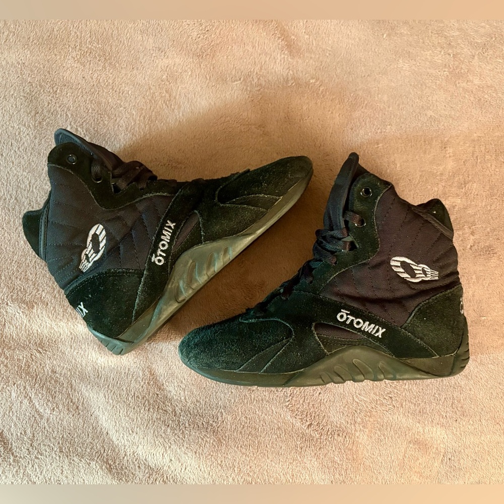 Otomix black on black lifting shoes